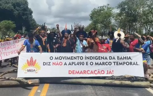 Indígenas protestam contra marco temporal e fecham rodovia no sul da Bahia