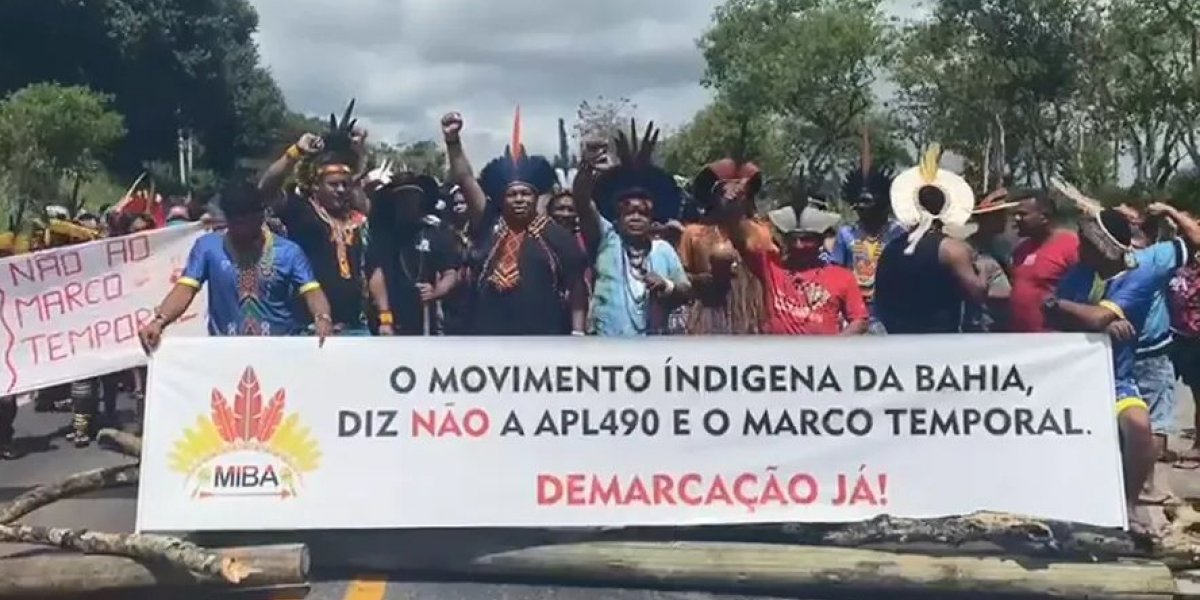 Indígenas protestam contra marco temporal e fecham rodovia no sul da Bahia