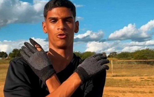 Luva de pedreiro aparece em carro de luxo avaliado em R$ 3.5 milhões, na Espanha