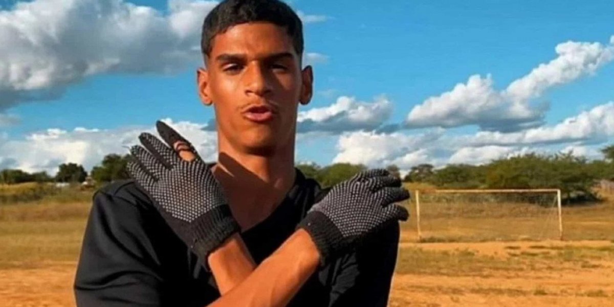 Luva de pedreiro aparece em carro de luxo avaliado em R$ 3.5 milhões, na Espanha