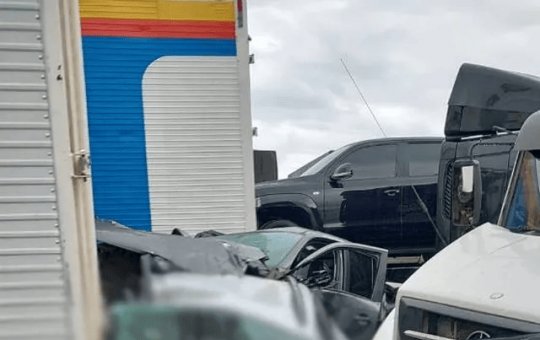 Engavetamento em rodovia envolve 128 veículos e 94 pessoas; entenda