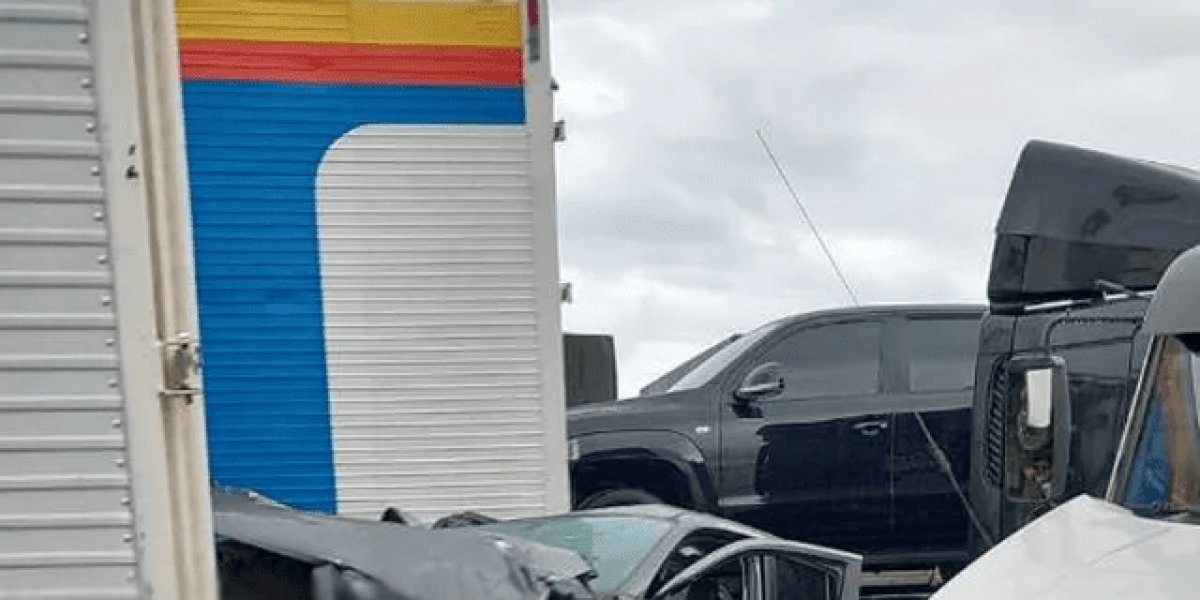 Engavetamento em rodovia envolve 128 veículos e 94 pessoas; entenda