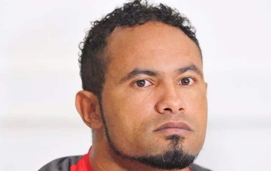 Goleiro Bruno é visto andando pelas ruas e tirando foto com fãs