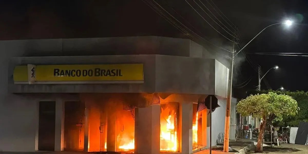 Incêndio deixou agência bancária na Bahia destruída