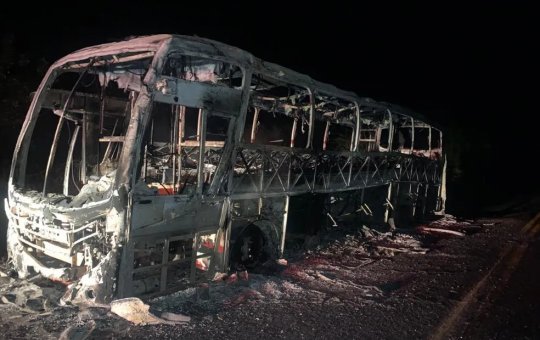 Ônibus do Exército pega fogo na Bahia; armas e munições ficam queimadas