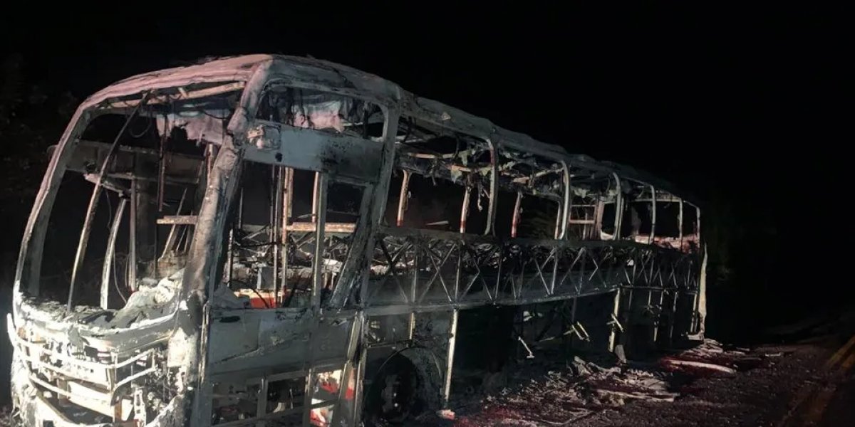 Ônibus do Exército pega fogo na Bahia; armas e munições ficam queimadas