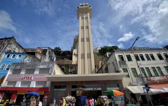 Mulher é atropelada em frente ao Elevador Lacerda; motorista foge