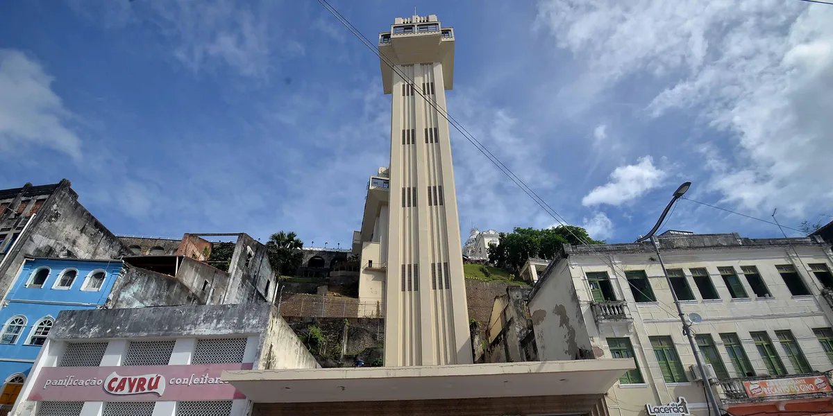 Mulher é atropelada em frente ao Elevador Lacerda; motorista foge
