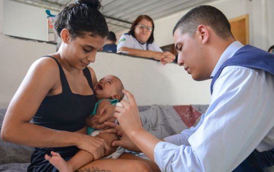 Pesquisadores defendem Brasil protagonista na "diplomacia das vacinas"