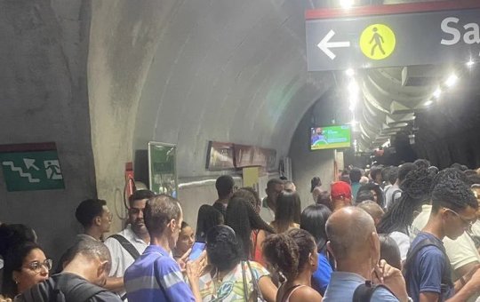 Lentidão no metrô gera aglomeração na Estação da Lapa