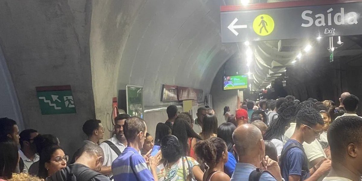 Lentidão no metrô gera aglomeração na Estação da Lapa