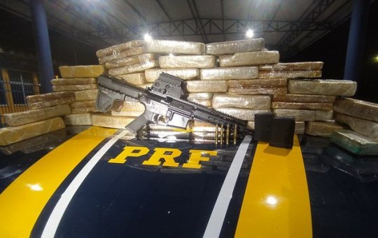 PRF apreende fuzil e 38 kg de cocaína em teto de veículo