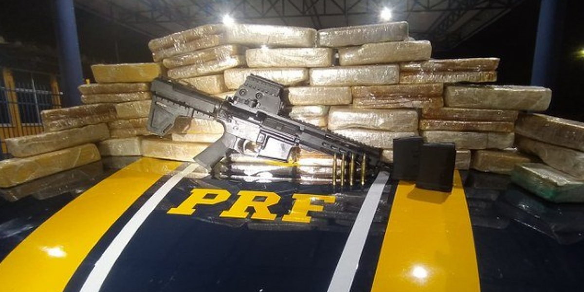 PRF apreende fuzil e 38 kg de cocaína em teto de veículo