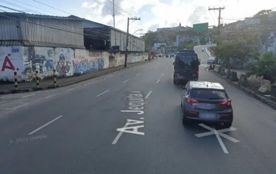 Corpo de homem é encontrado com marcas de tiros na avenida Jequitaia