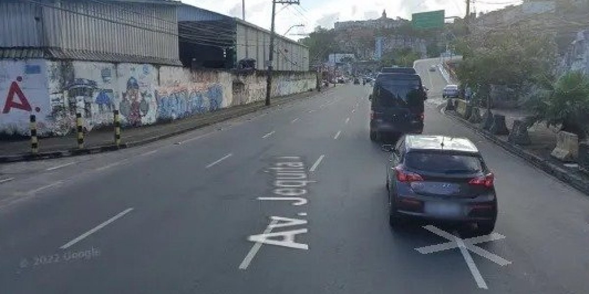 Corpo de homem é encontrado com marcas de tiros na avenida Jequitaia