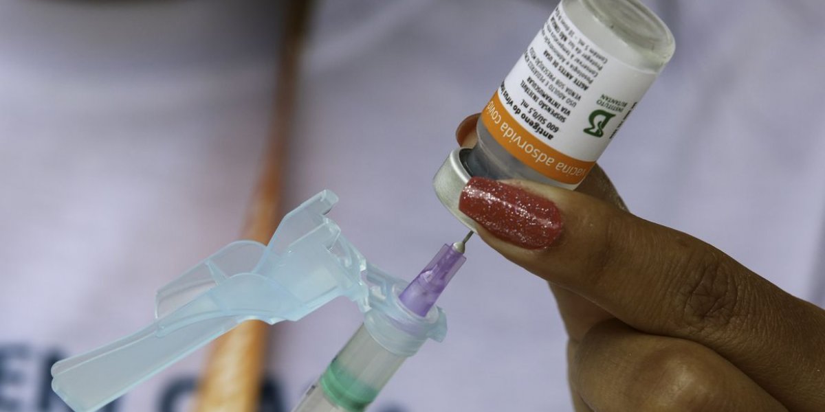 Especialistas sugerem vacinação nas escolas para aumentar adesão