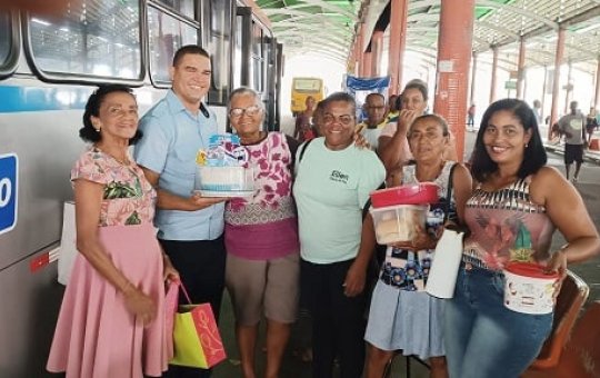 Feira de Santana: Passageiras fazem festa surpresa para motorista de ônibus