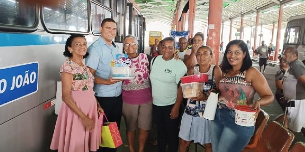 Feira de Santana: Passageiras fazem festa surpresa para motorista de ônibus
