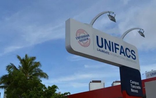Estudantes do curso de Medicina pedem prisão de reitor de faculdade em Salvador