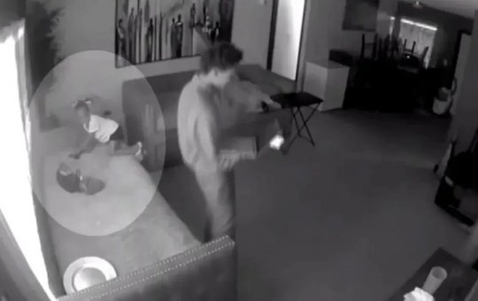 Criança atira na própria mão ao encontrar arma no sofá de casa