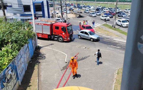 Incêndio é registrado em ponto de ônibus em Pernambués
