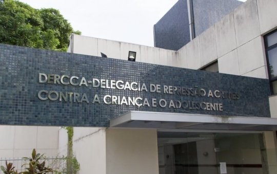 Professor suspeito de assediar alunas em colégio de Salvador é preso