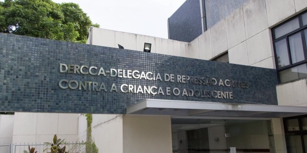 Professor suspeito de assediar alunas em colégio de Salvador é preso