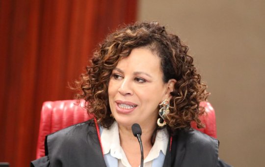 Ministra participa de primeira sessão no TSE