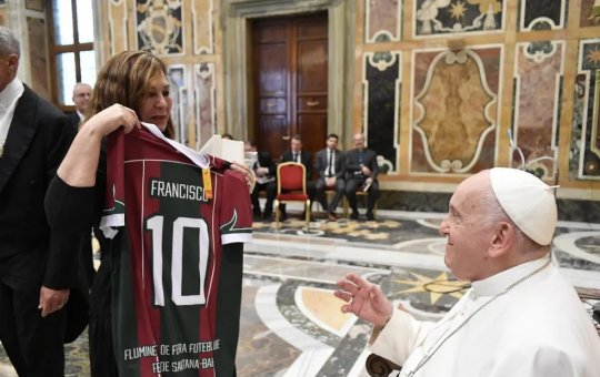 Papa Francisco recebe camisa de time de futebol baiano