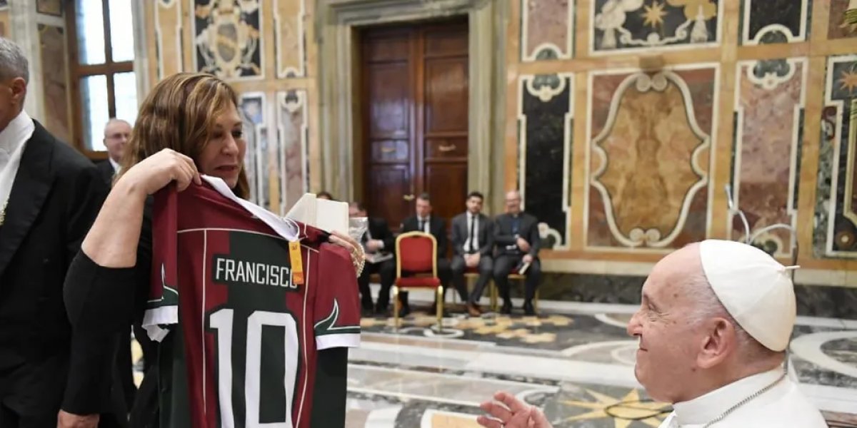 Papa Francisco recebe camisa de time de futebol baiano