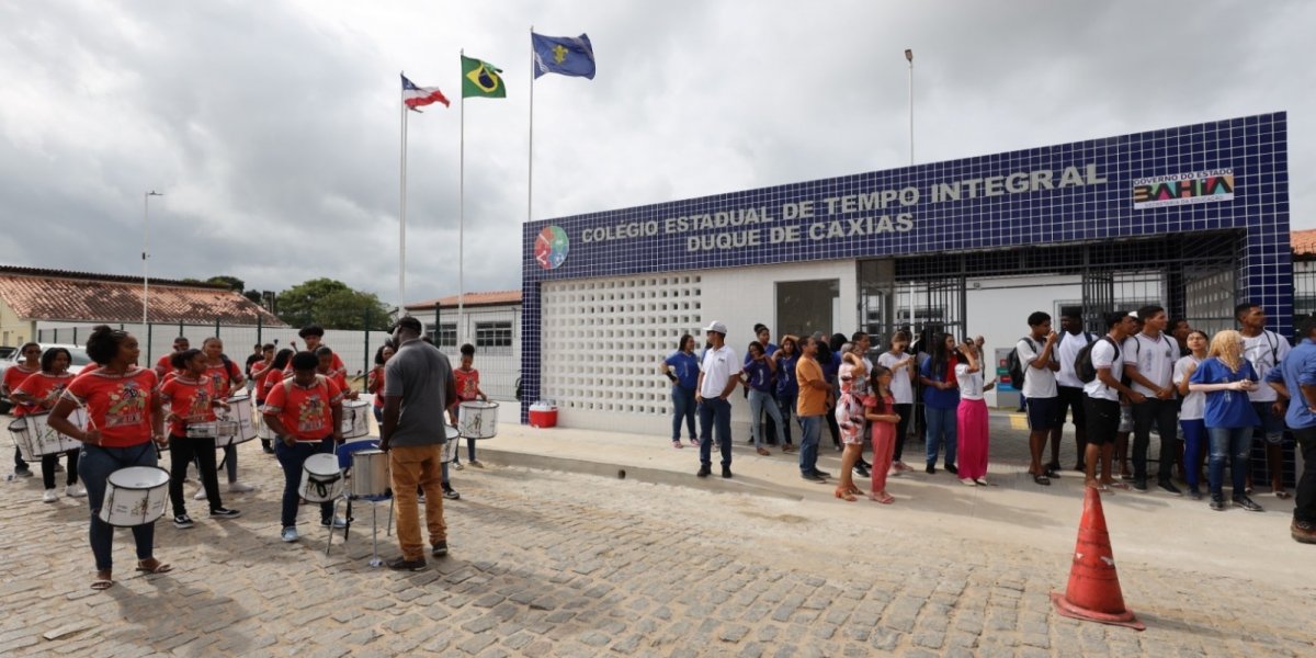 Jerônimo realiza entrega de complexo poliesportivo e colégio em Entre Rios