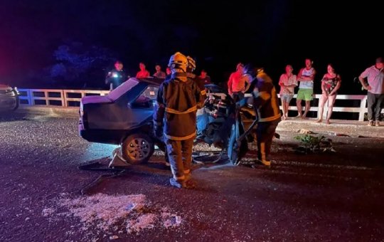 Veiculo de passeio bate em ponte e mulher ficar presa nas ferragens em Barreiras