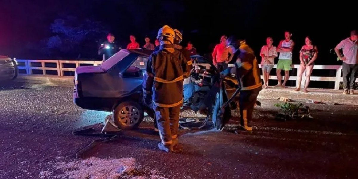 Veiculo de passeio bate em ponte e mulher ficar presa nas ferragens em Barreiras