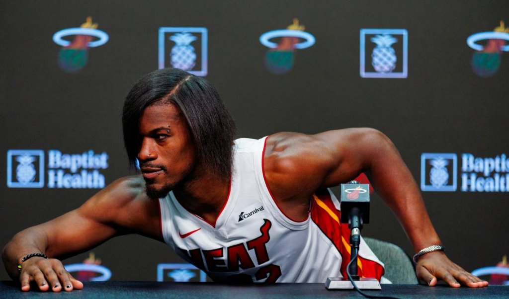 Jimmy Butler aparece com um estilo “emo” em Media Day do Miami Heat