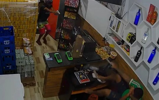 Homem troca tiros com criminoso dentro de depósito de bebidas em Valença
