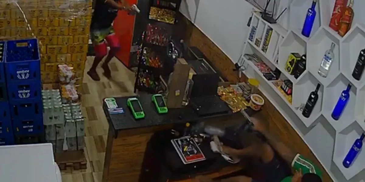 Homem troca tiros com criminoso dentro de depósito de bebidas em Valença