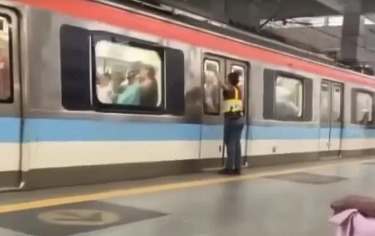 Passageiros ficam presos em trem após metro apresentar falha no funcionamento