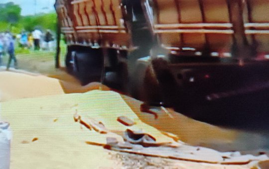 Carga de soja tomba na BR-324, sentido Feira de Santana