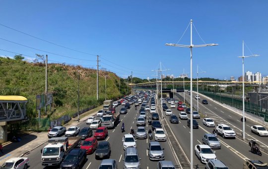 Engarrafamento até a Paralela: Ex-trabalhadores da CSN fecham Avenida