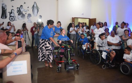 Prefeitura divulga compra de exoesqueletos para ajudar crianças com mobilidade