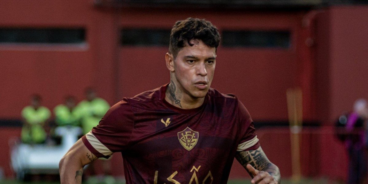 Giovanni Augusto volta a ser relacionado pelo Vitória