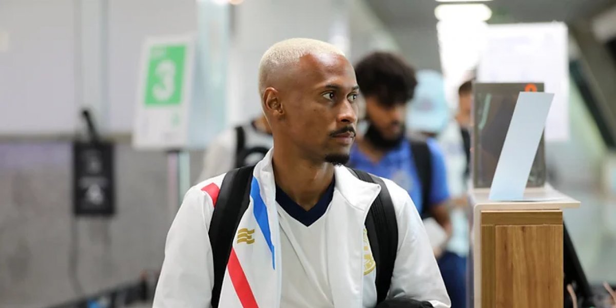 Delegação do Bahia é alvo de protesto durante embarque para Goiânia