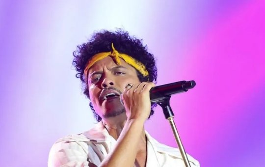 Conflito Israel/Hamas: Bruno Mars está em cidade que está sendo bombardeada