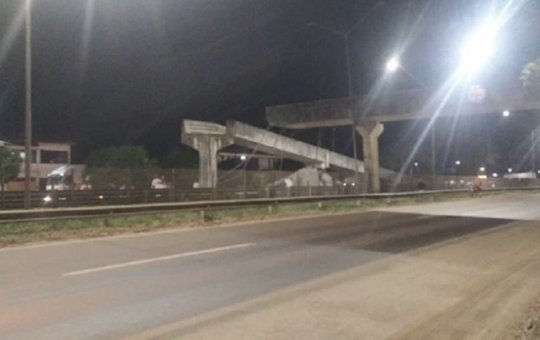 Caminhão derruba passarela na BR-324