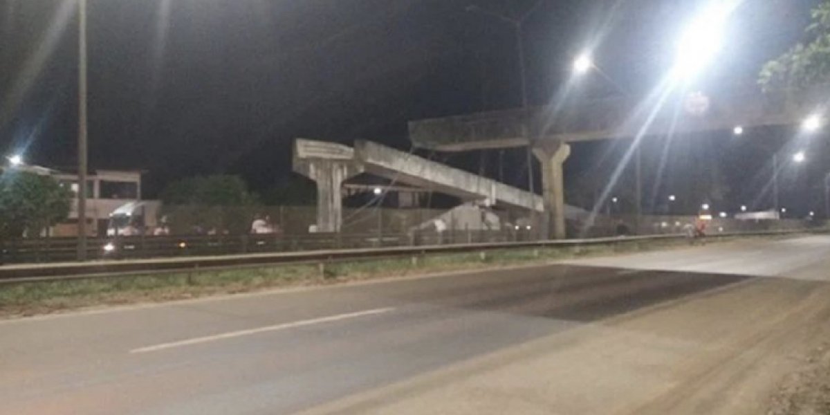 Caminhão derruba passarela na BR-324