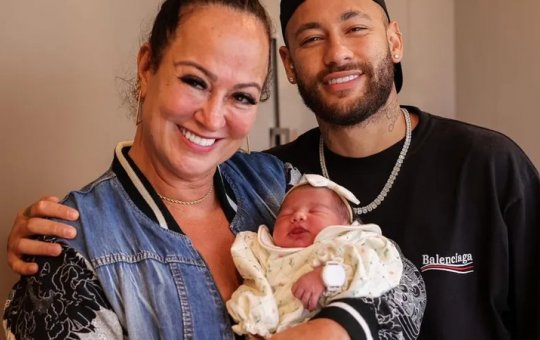 Nadine, Mãe de Neymar encanta web ao postar foto com a pequena Mavie