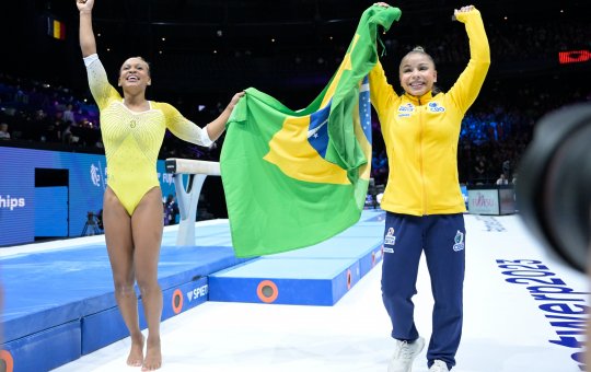 Rebeca Andrade é prata no solo, e Flávia Saraiva fica com bronze
