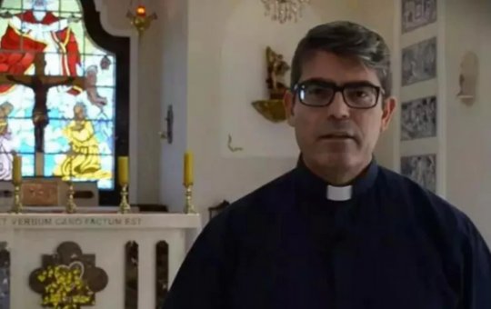 Padre descobre que vai ser pai e pede licença da Igreja Católica