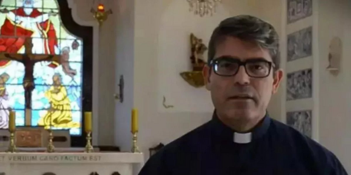 Padre descobre que vai ser pai e pede licença da Igreja Católica