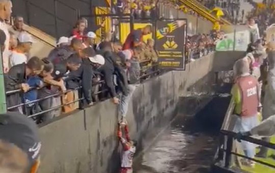 Vídeo: Torcedor do Vitória pula em fosso de estádio para pegar jaqueta